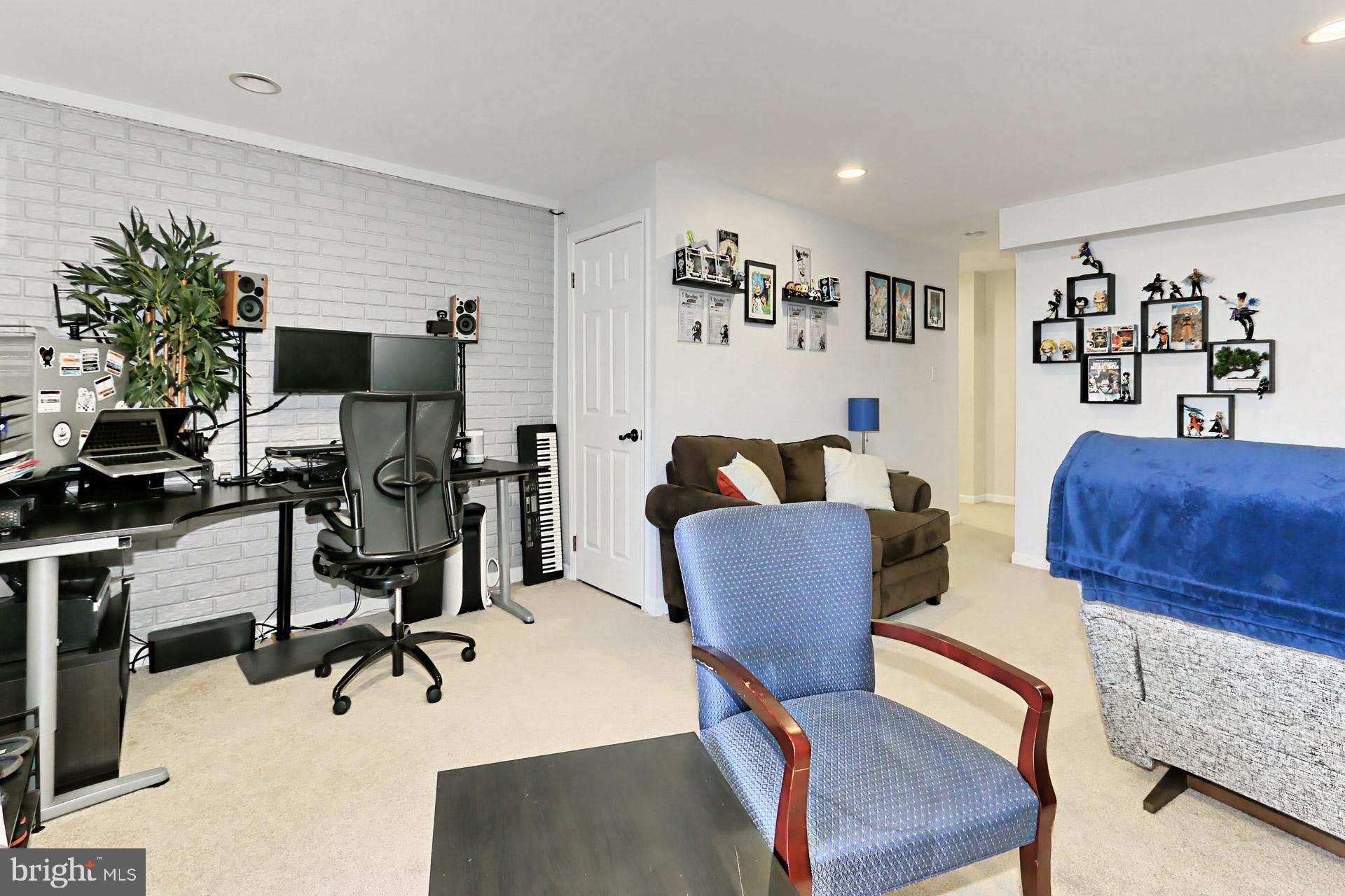 8492 LAUREL OAK DRIVE