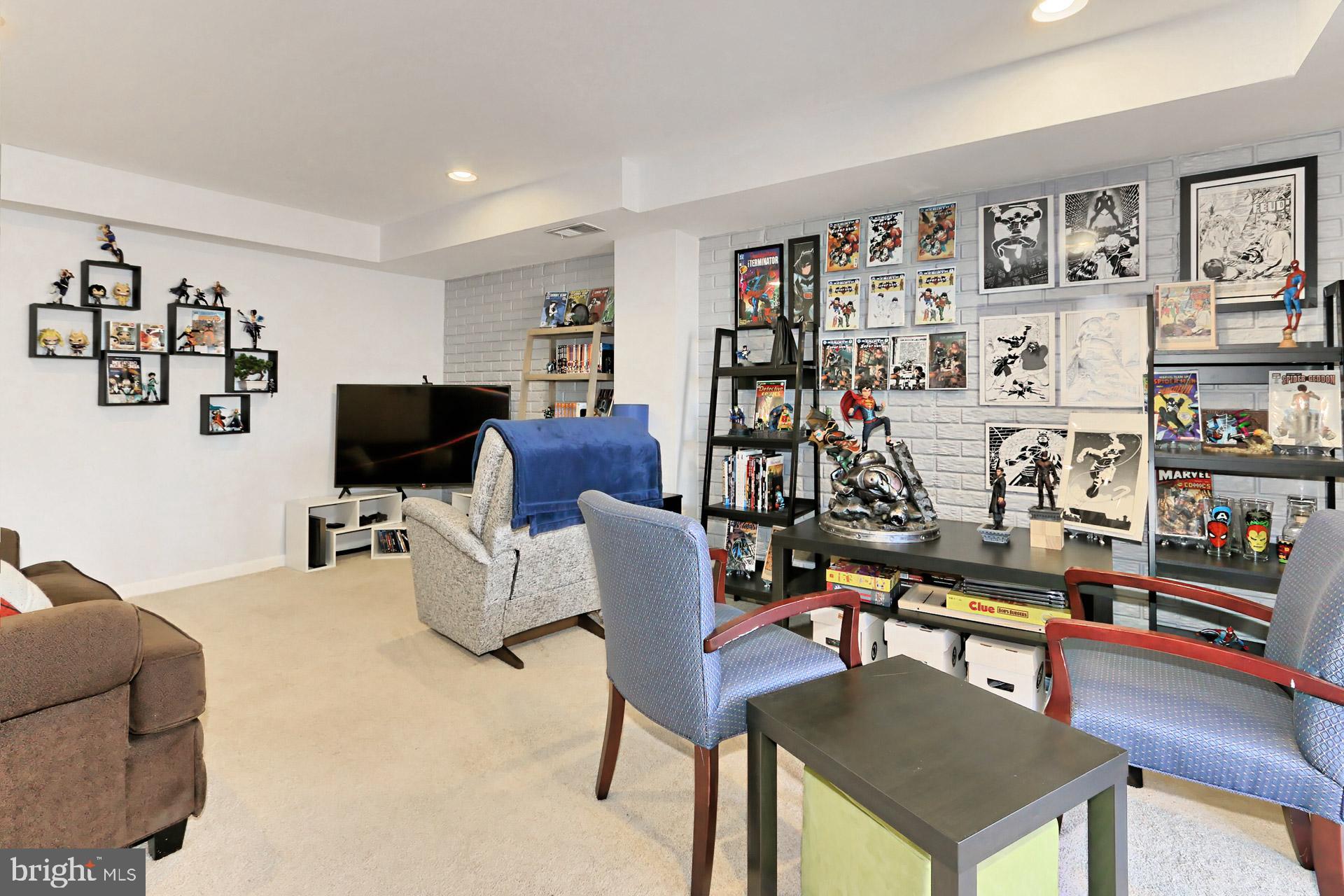 8492 LAUREL OAK DRIVE