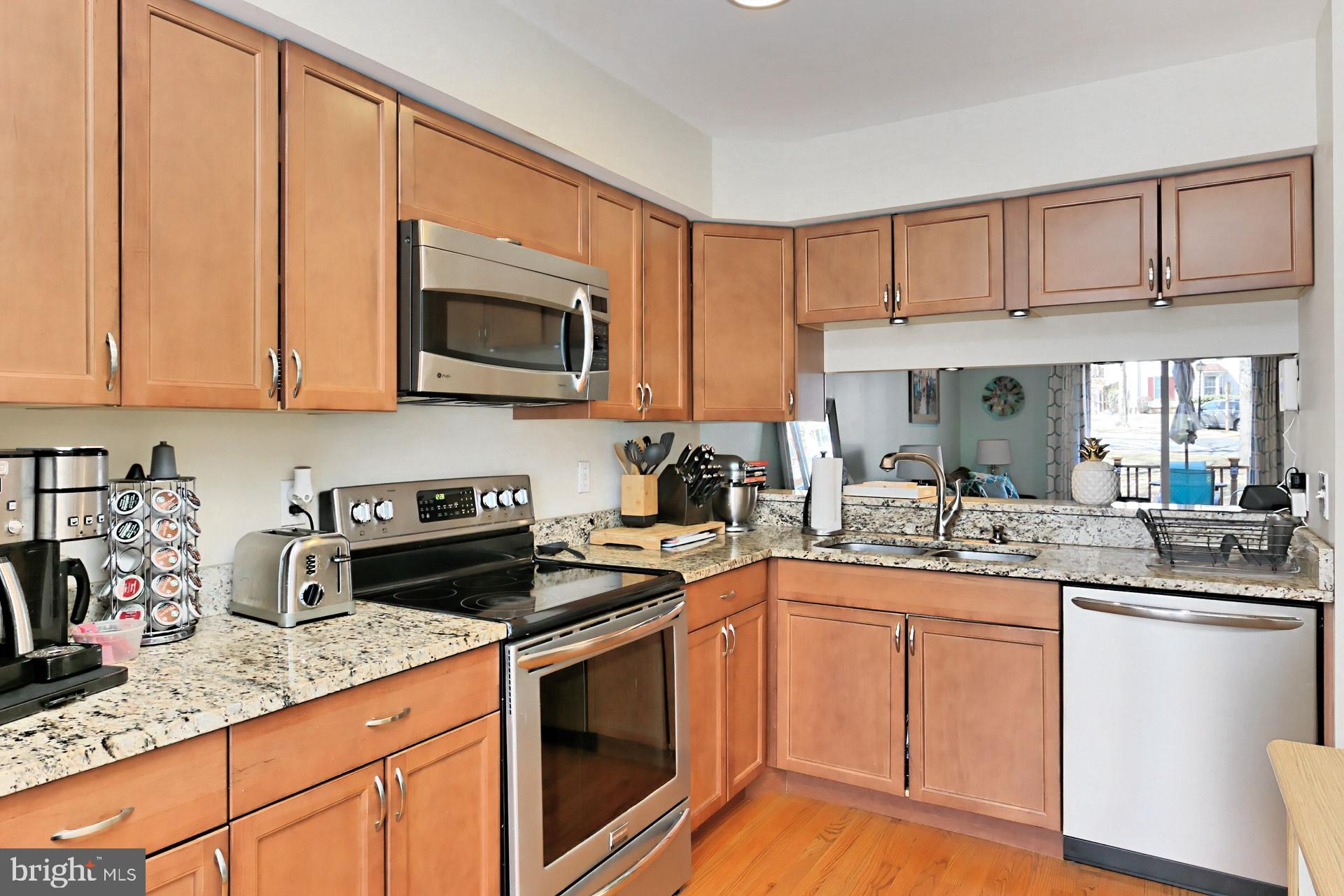 8492 LAUREL OAK DRIVE