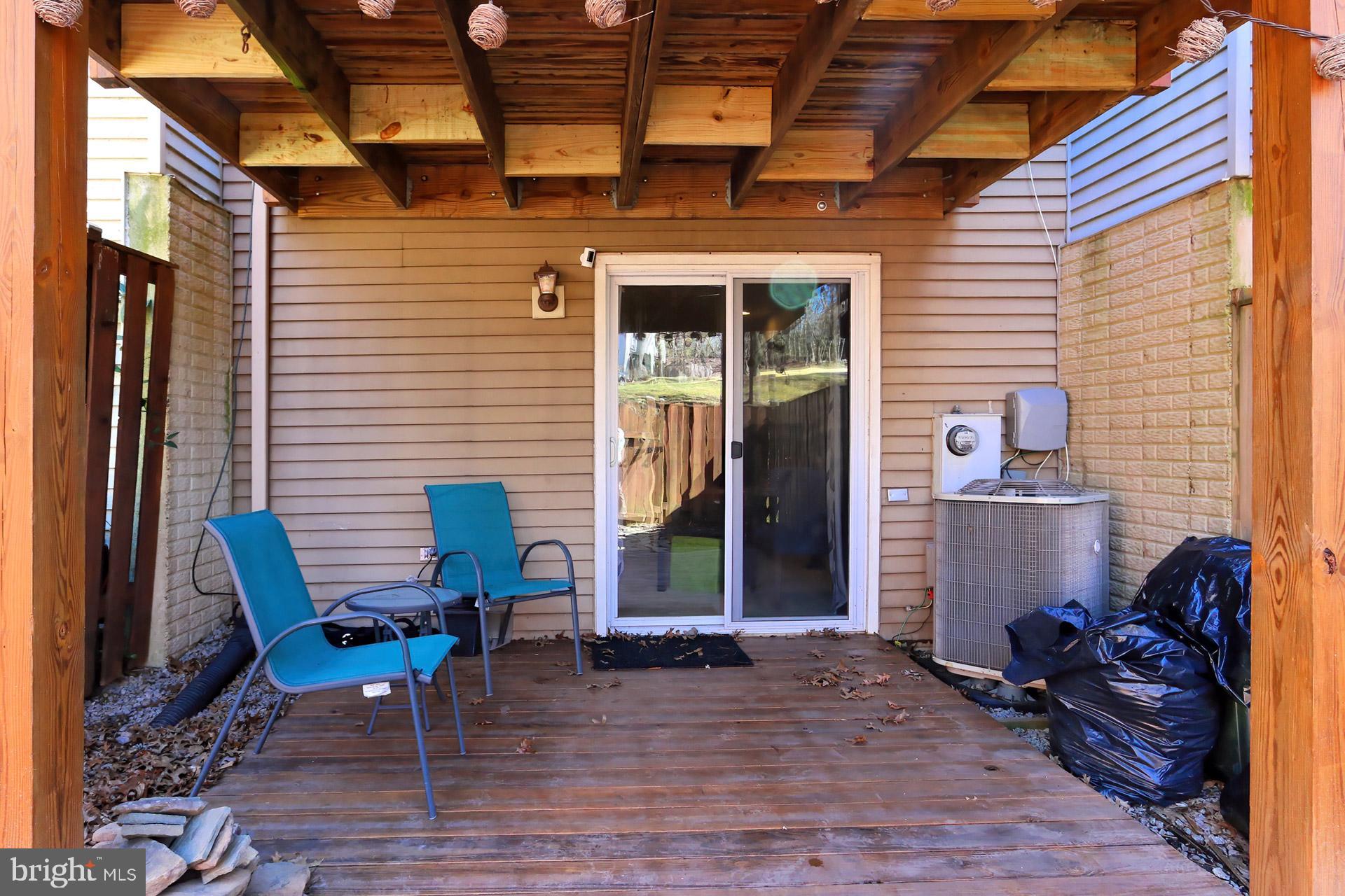 8492 LAUREL OAK DRIVE