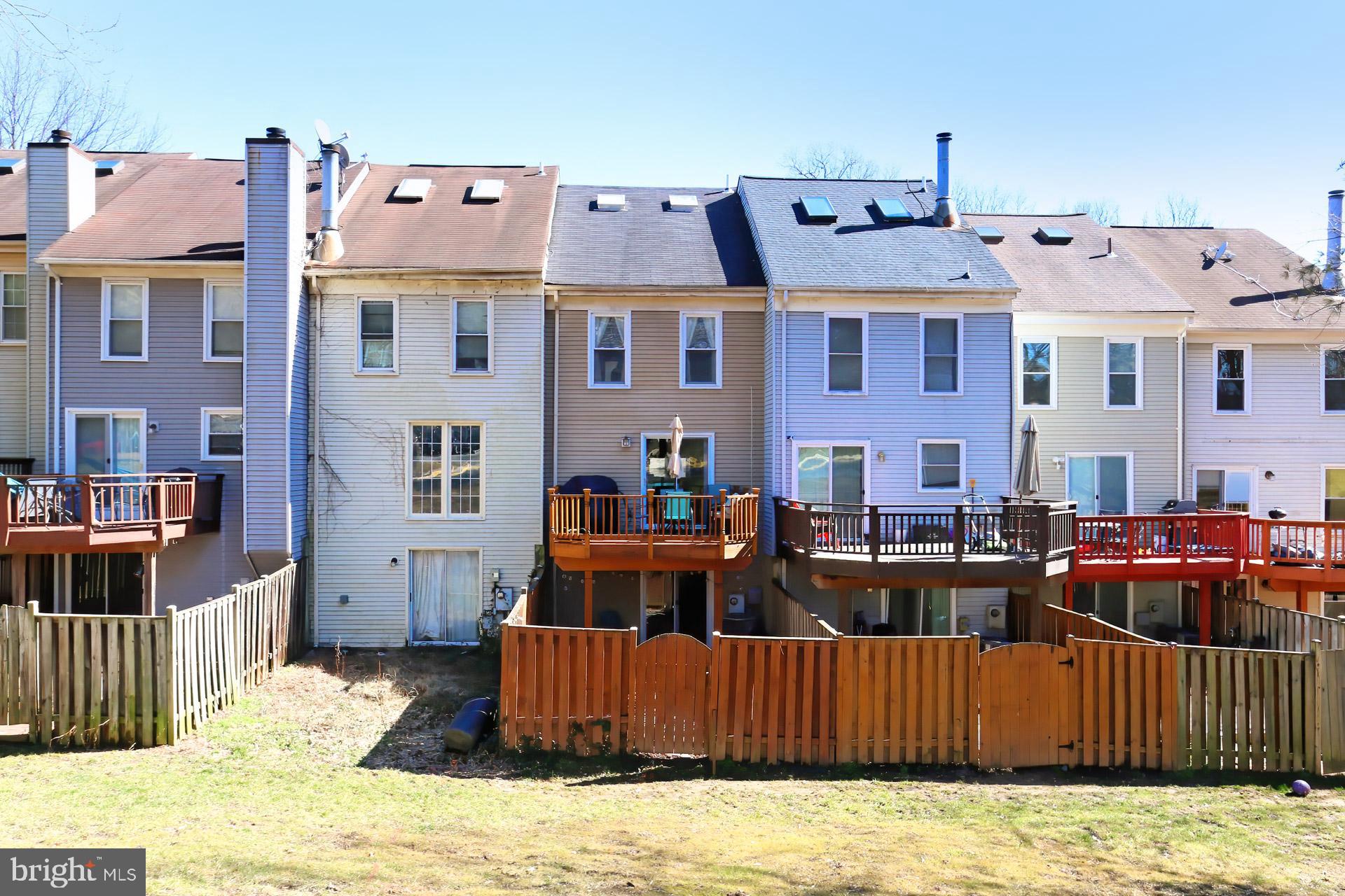 8492 LAUREL OAK DRIVE