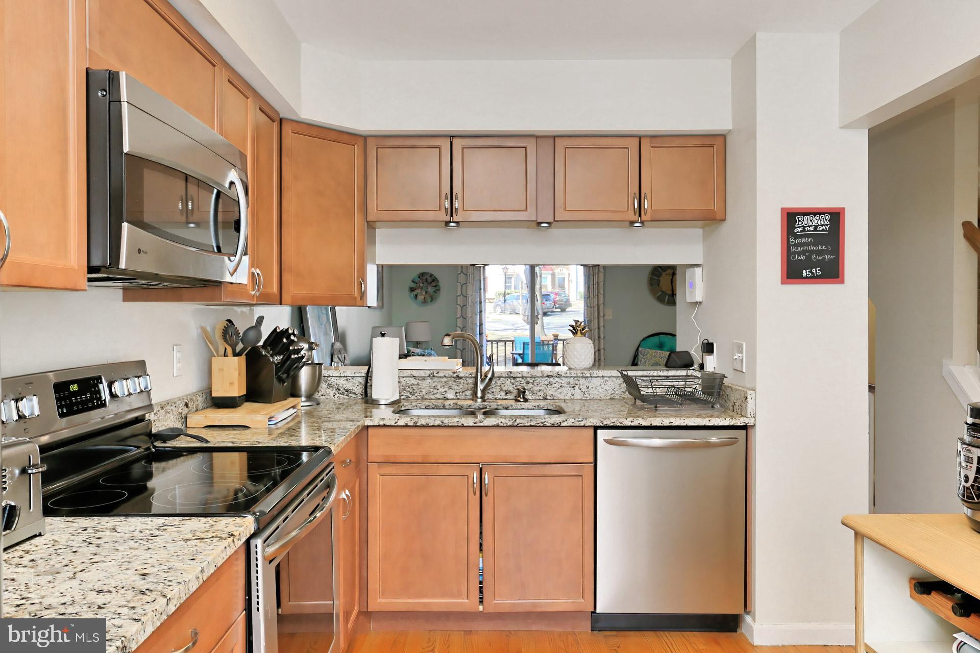 8492 LAUREL OAK DRIVE