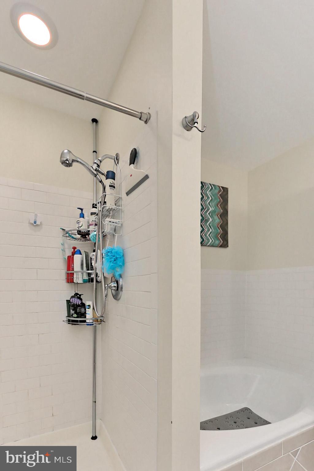 8492 LAUREL OAK DRIVE