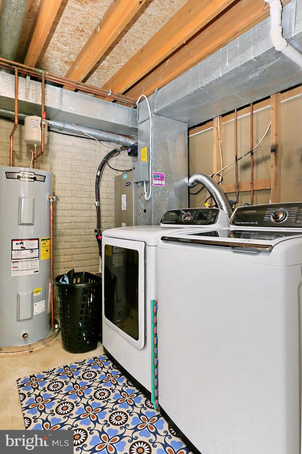 8492 LAUREL OAK DRIVE