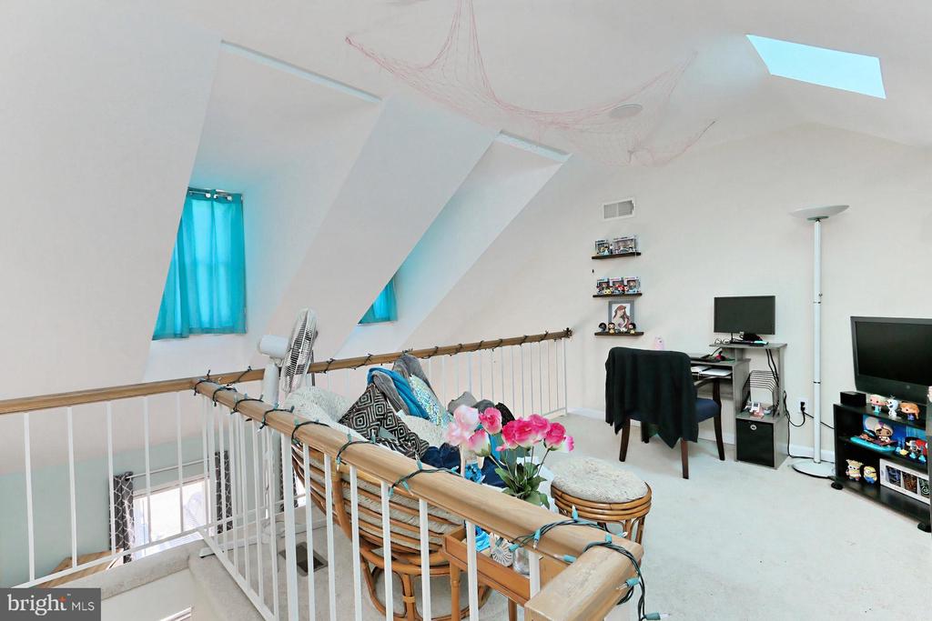 8492 LAUREL OAK DRIVE