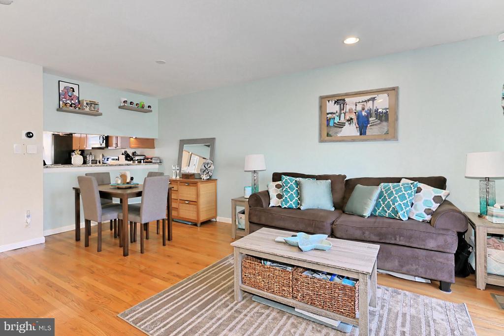 8492 LAUREL OAK DRIVE