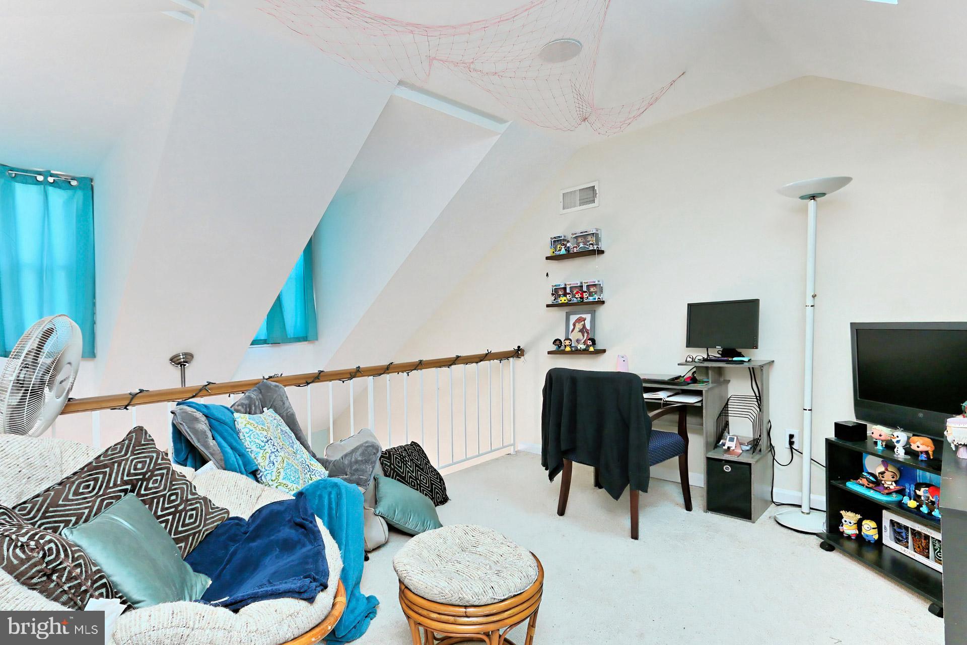 8492 LAUREL OAK DRIVE