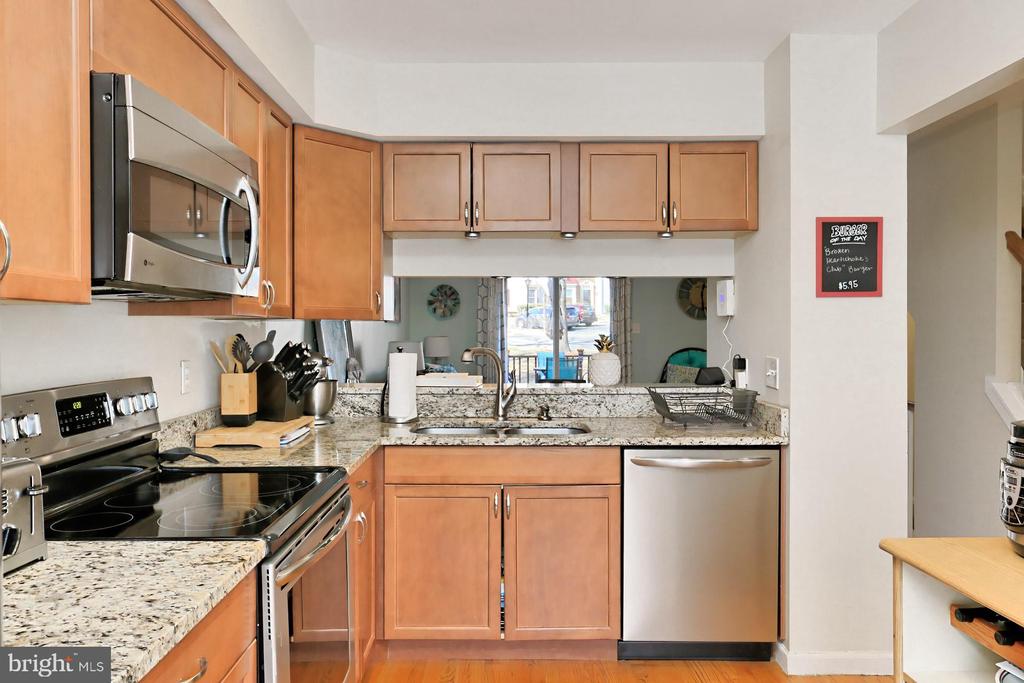 8492 LAUREL OAK DRIVE
