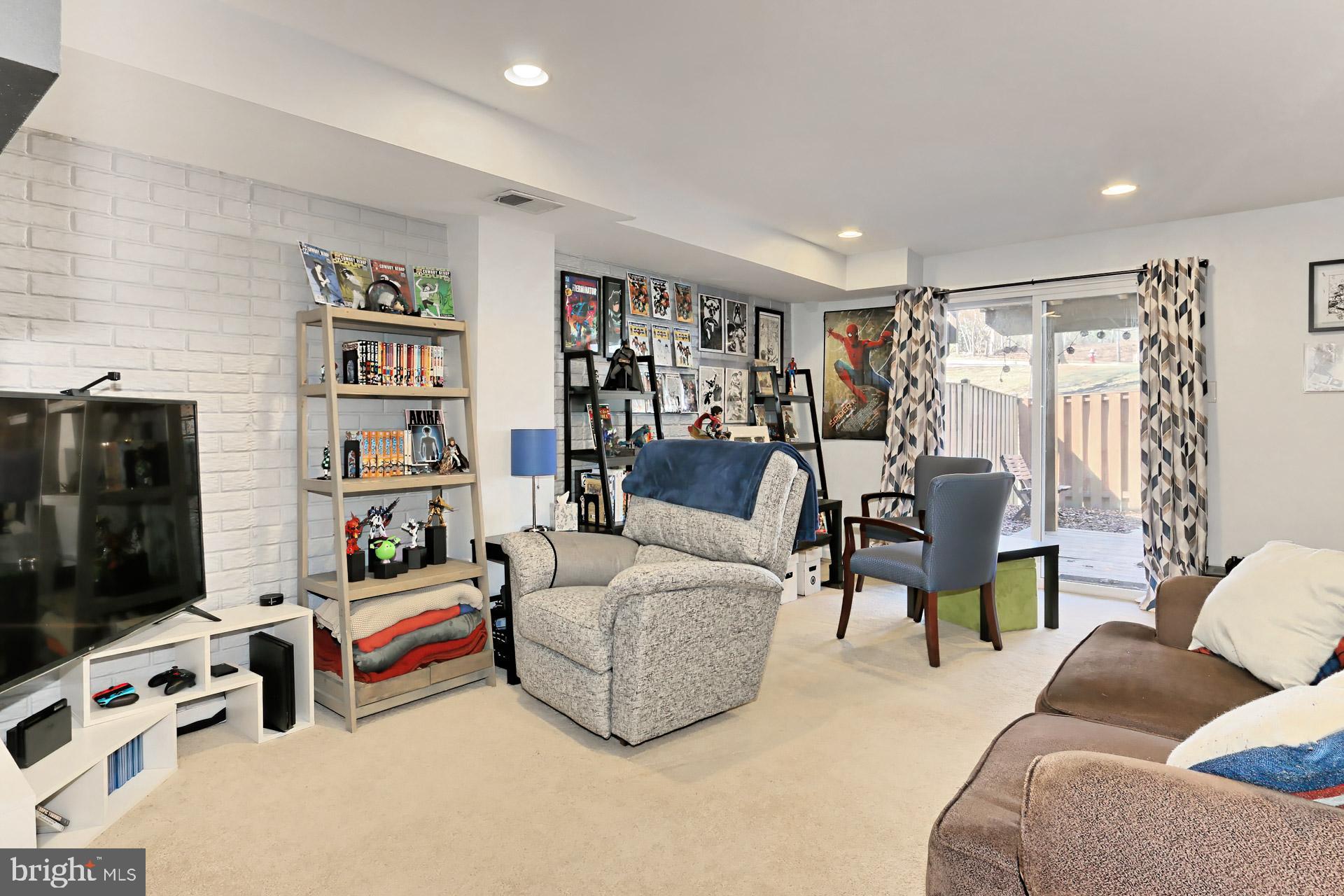 8492 LAUREL OAK DRIVE