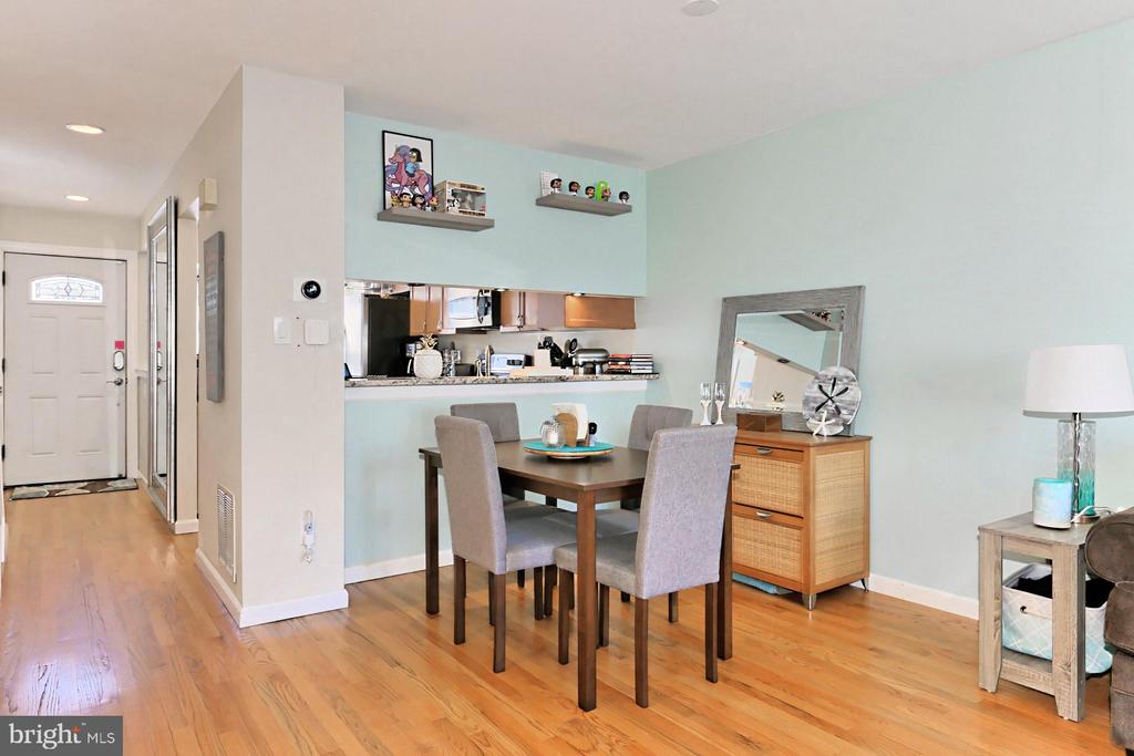 8492 LAUREL OAK DRIVE