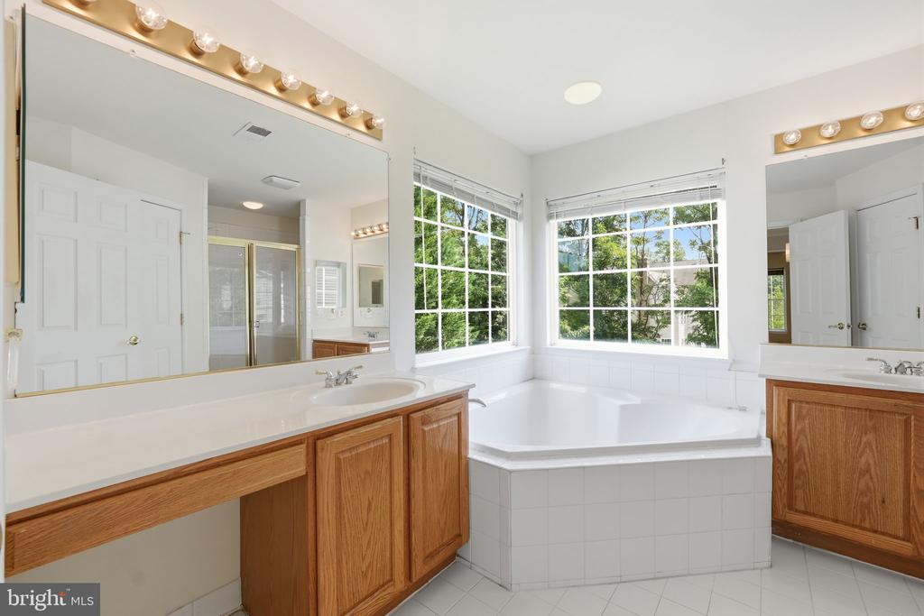 21392 GLEBE VIEW DRIVE