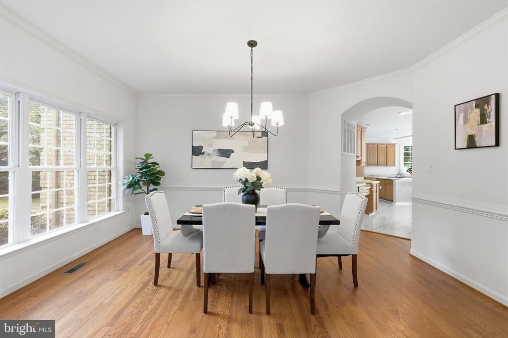 6195 TREYWOOD LANE