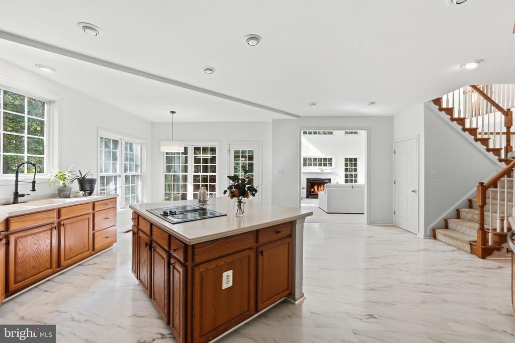 6195 TREYWOOD LANE