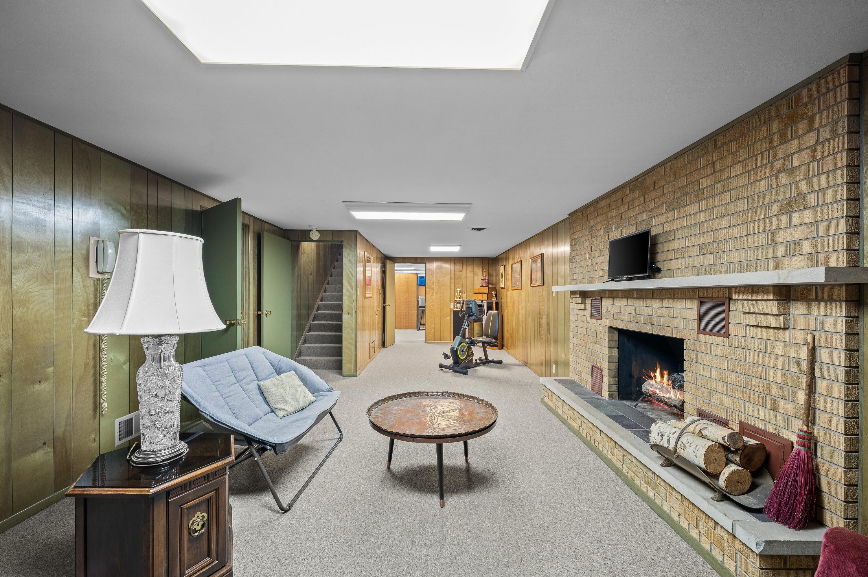 1225 Country Club Drive