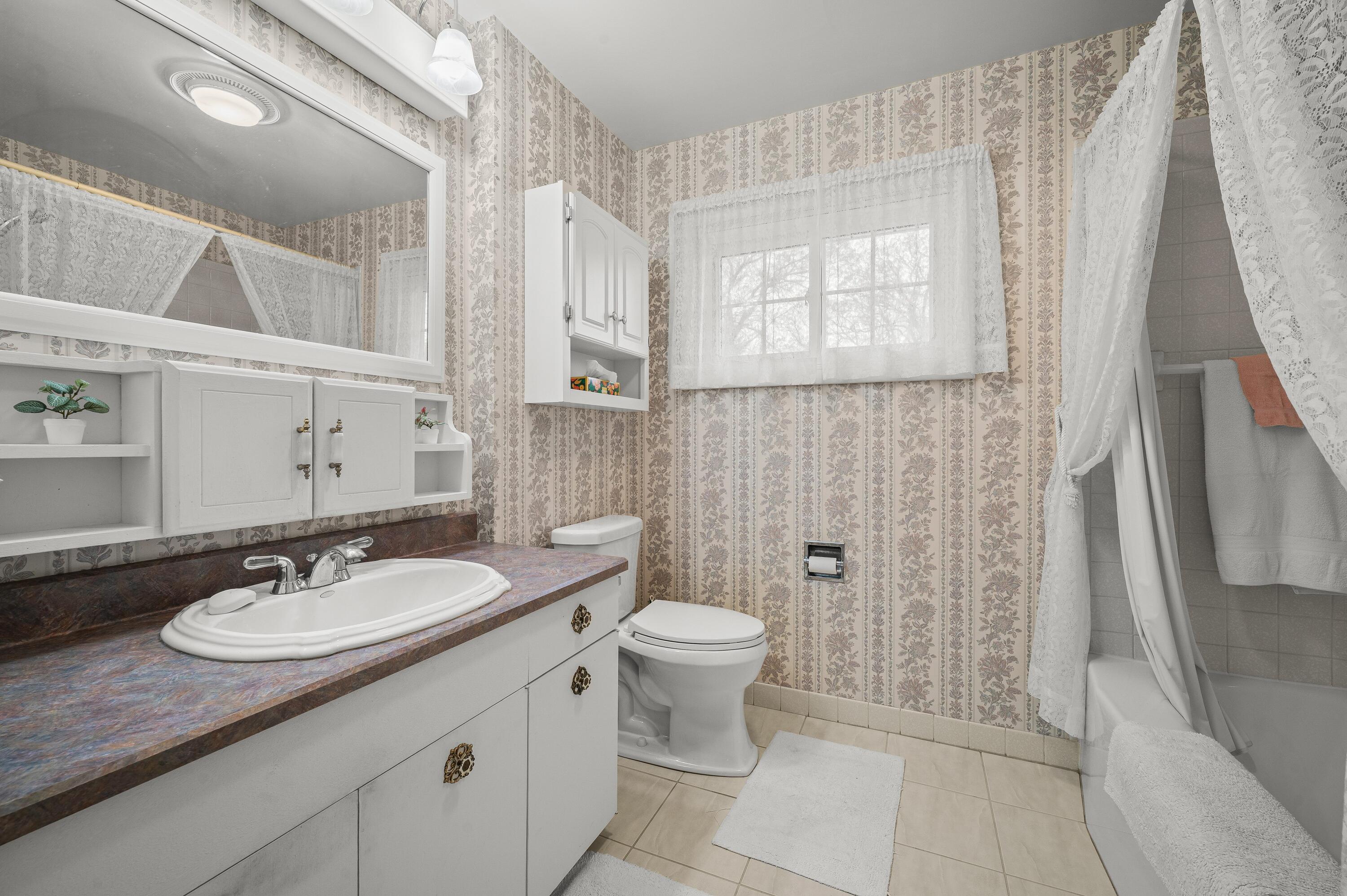 1225 Country Club Drive