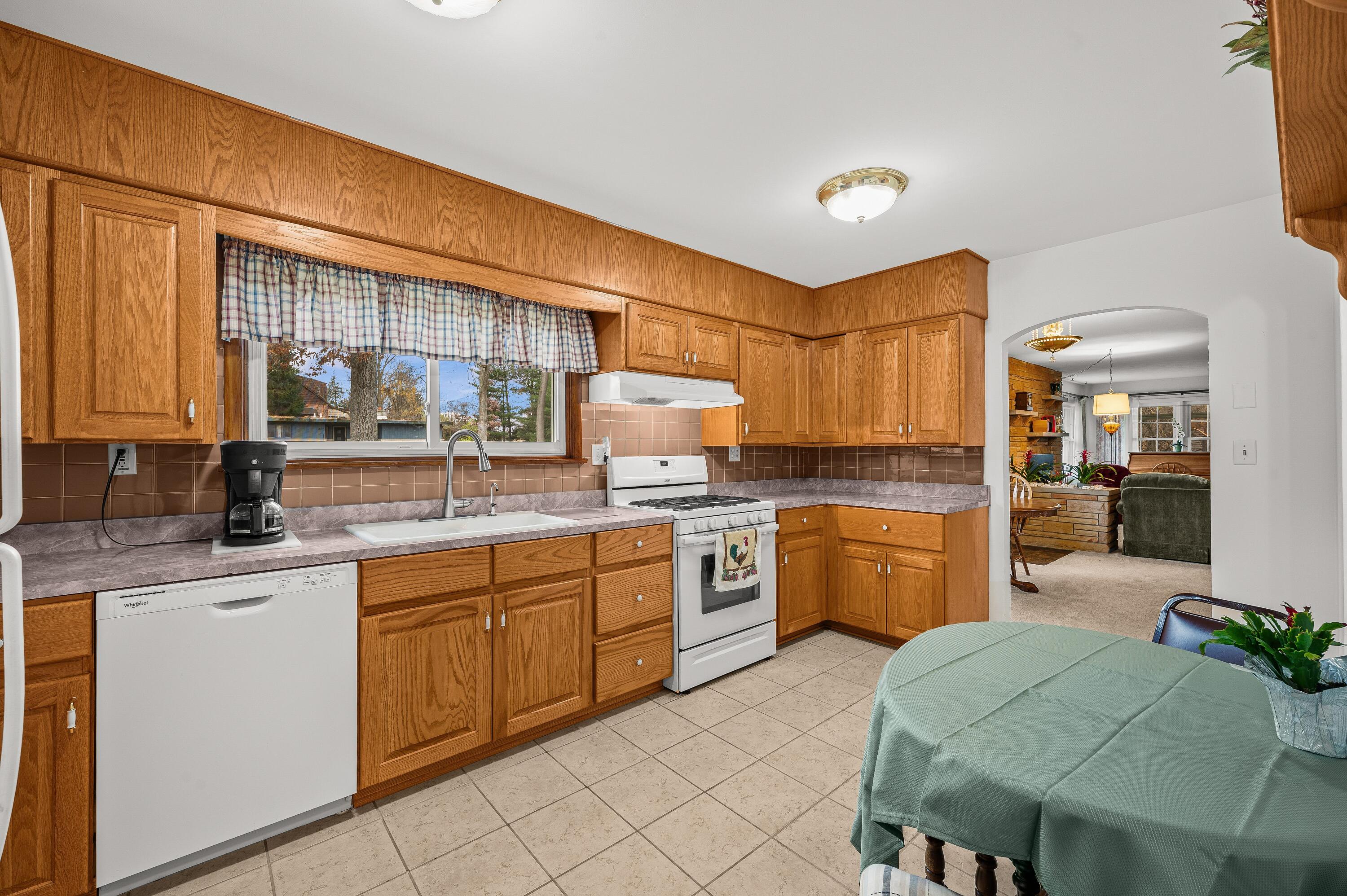 1225 Country Club Drive