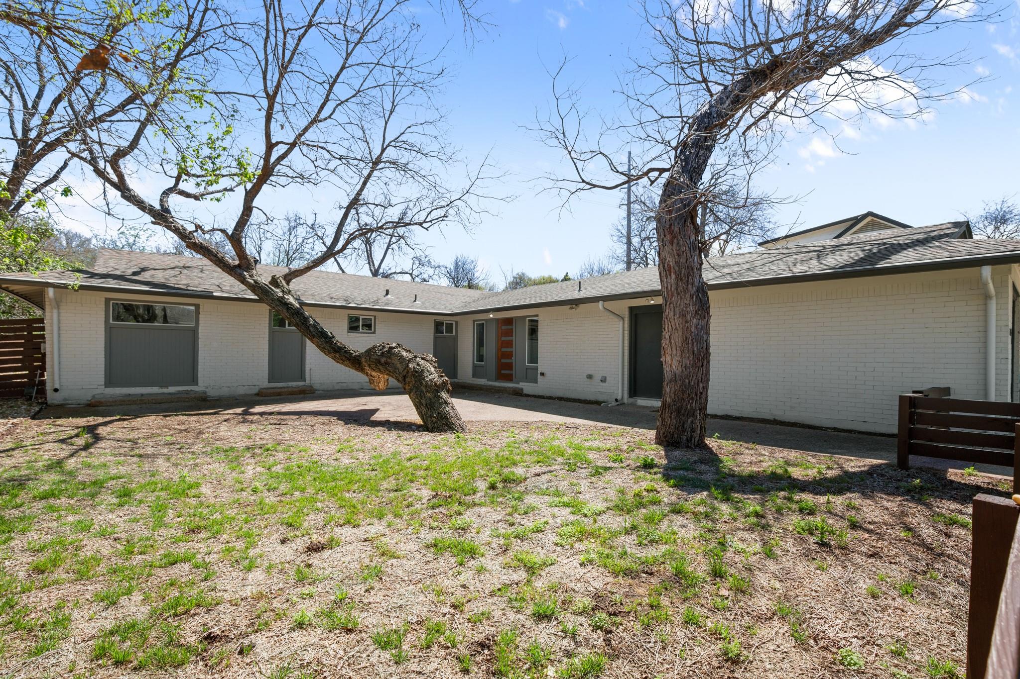 3305 Santa Monica DR