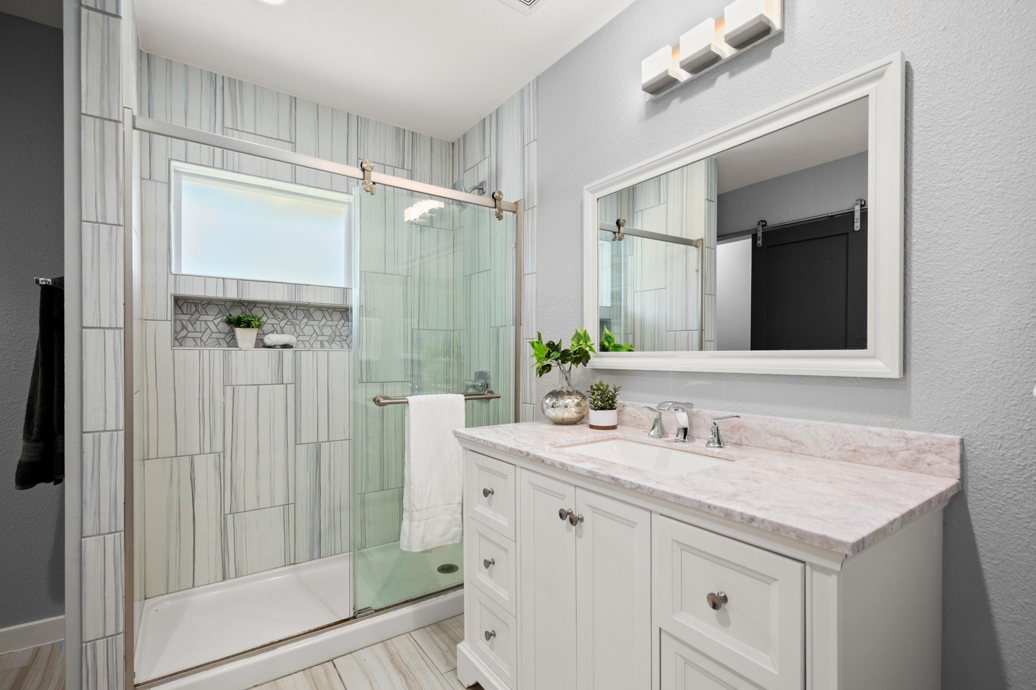 3305 Santa Monica DR