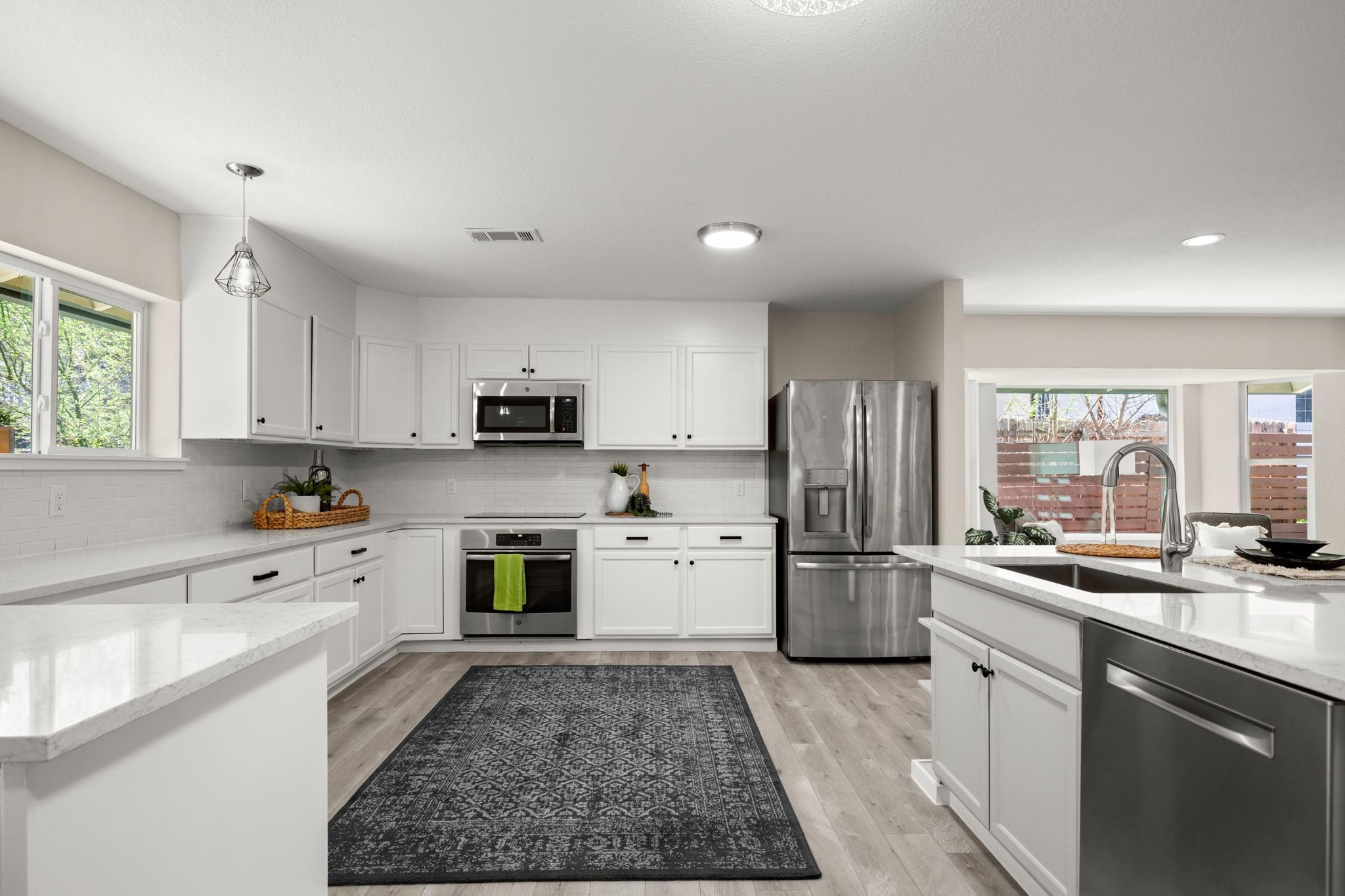 3305 Santa Monica DR