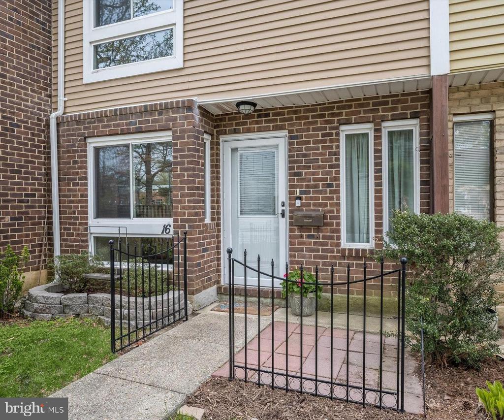 16 WOODWARD COURT