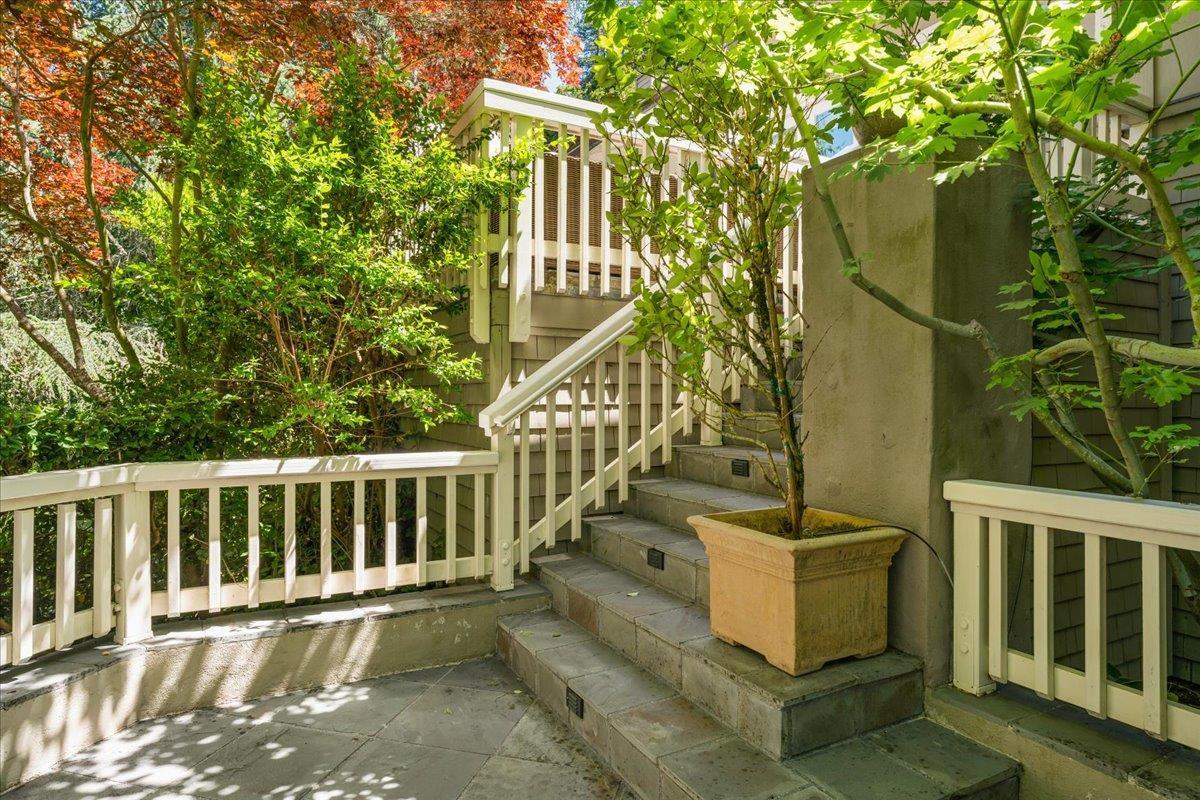 1077 Portola RD