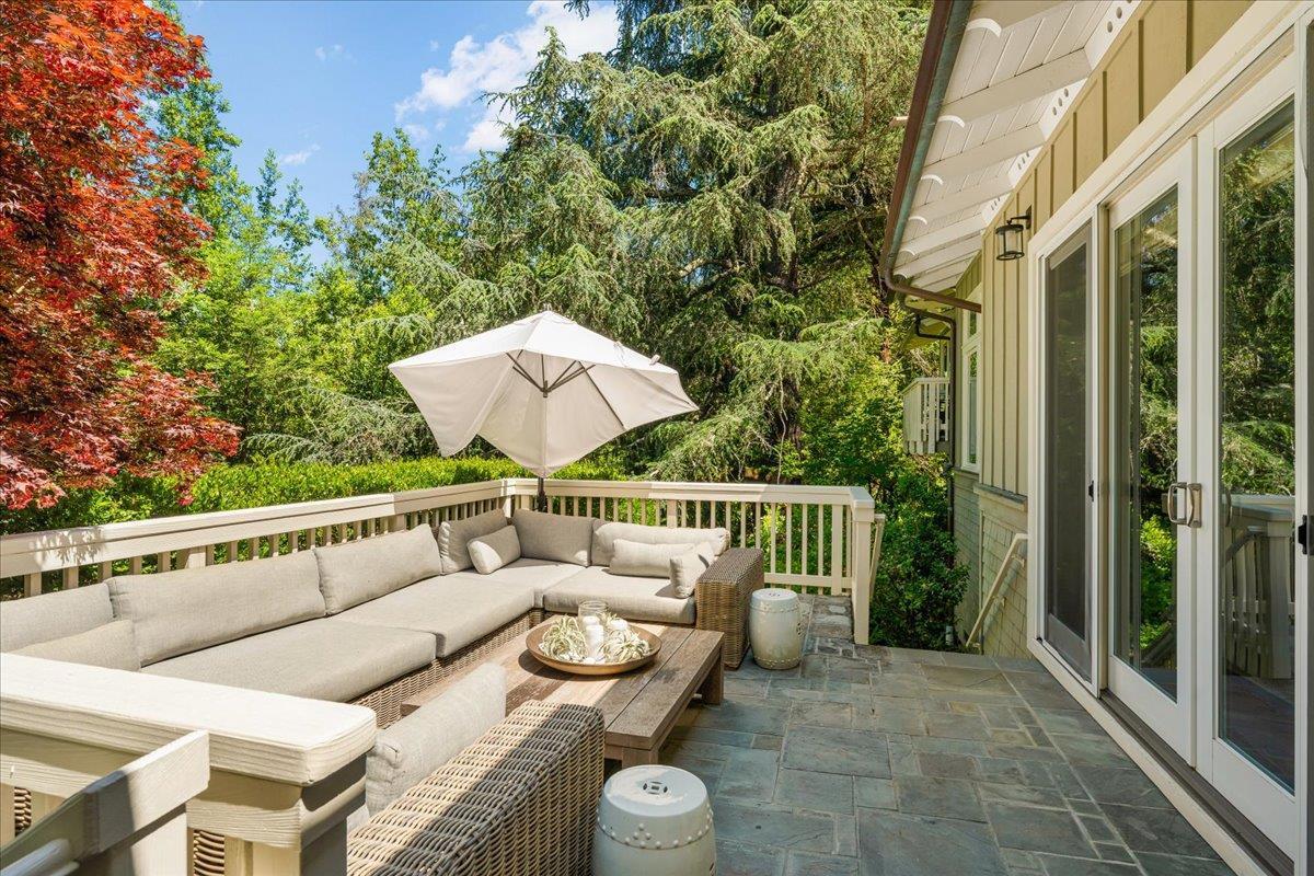 1077 Portola RD