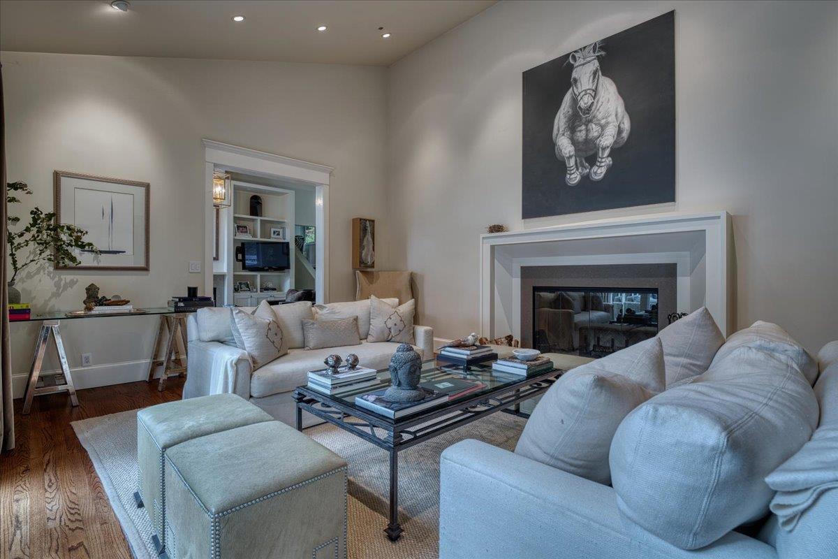 1077 Portola RD