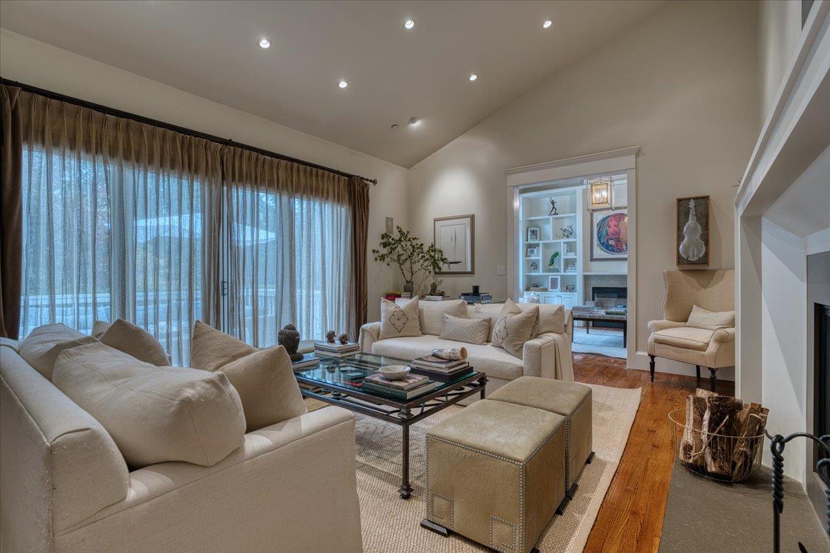 1077 Portola RD