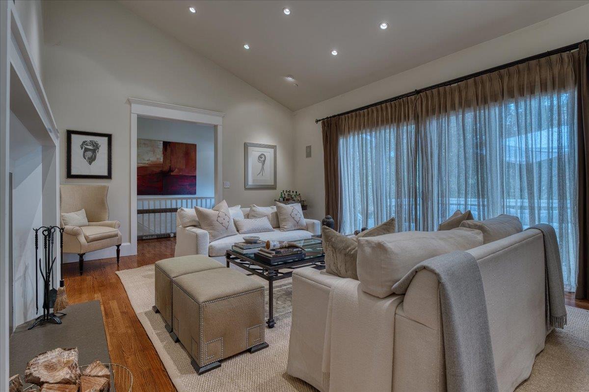 1077 Portola RD