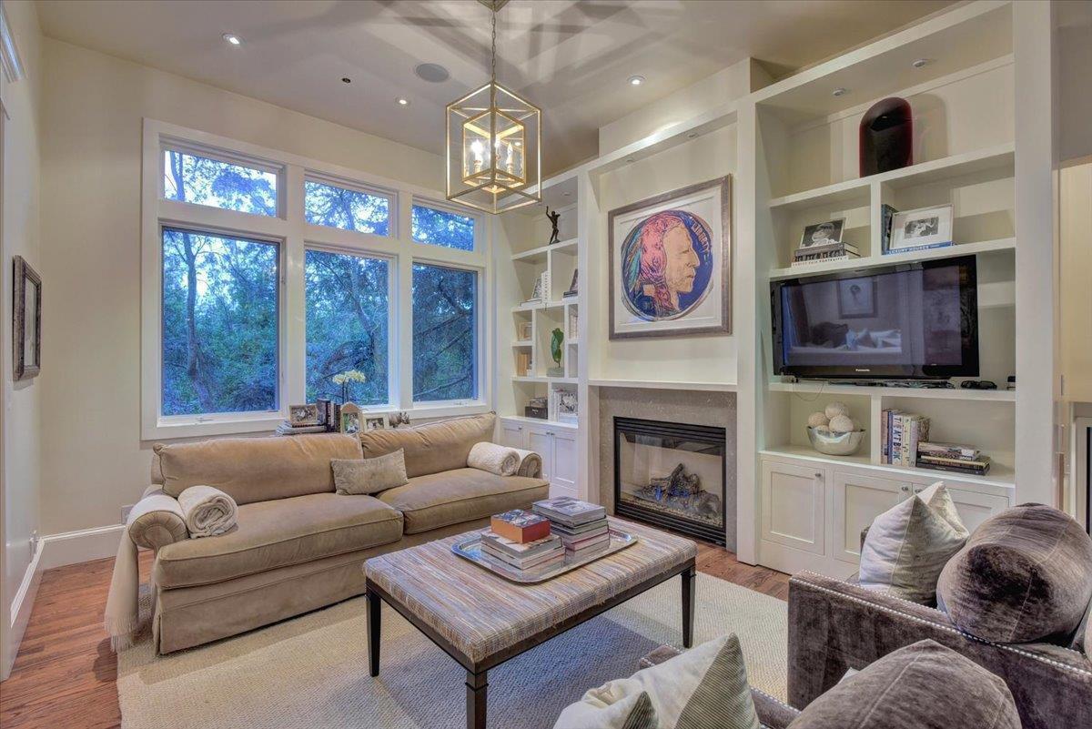 1077 Portola RD