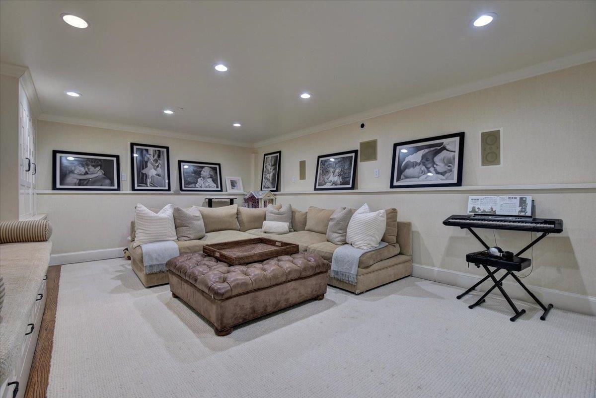 1077 Portola RD
