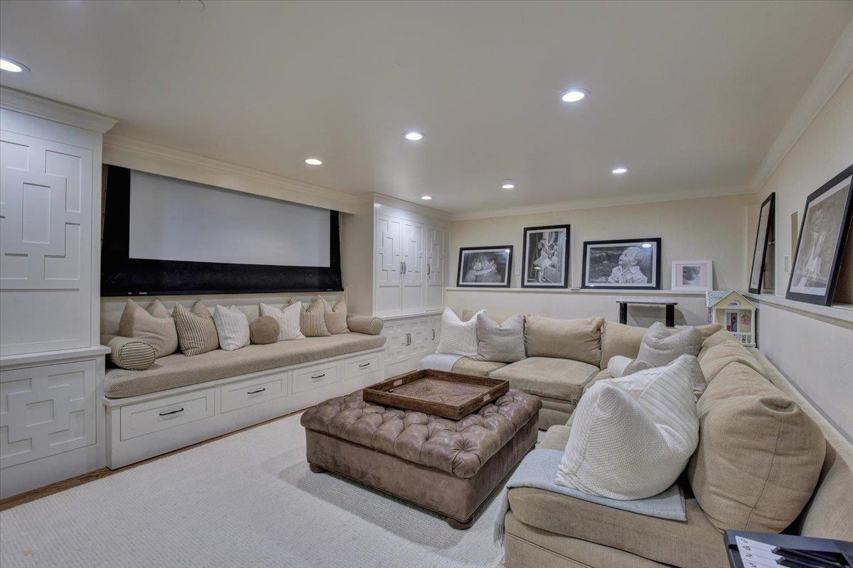 1077 Portola RD