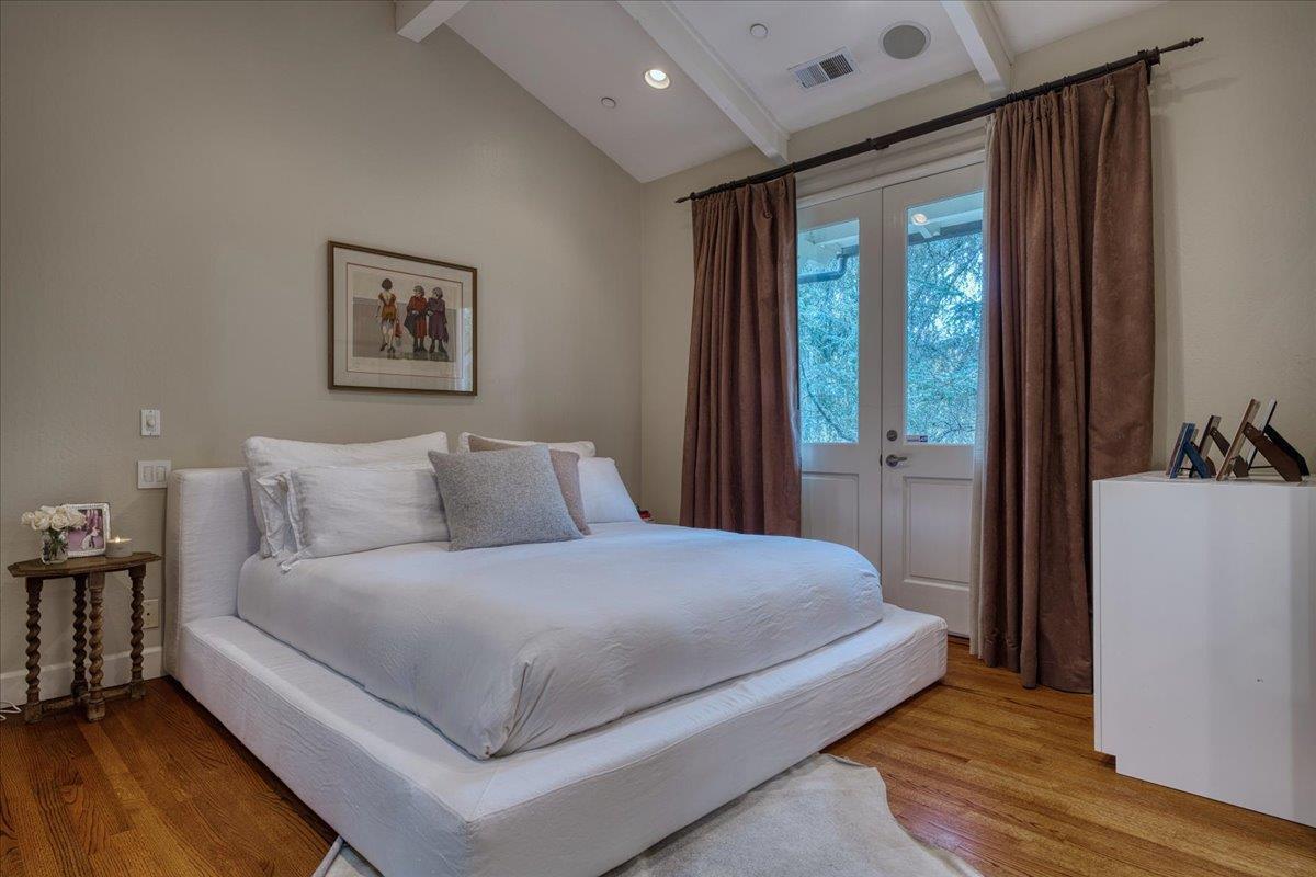 1077 Portola RD