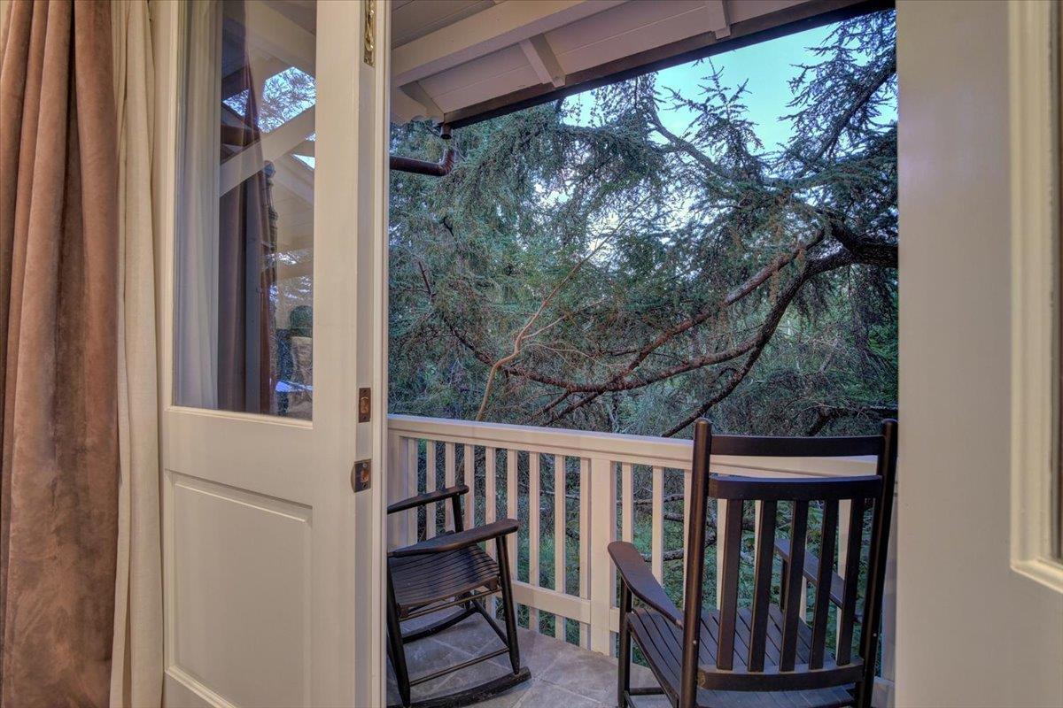 1077 Portola RD
