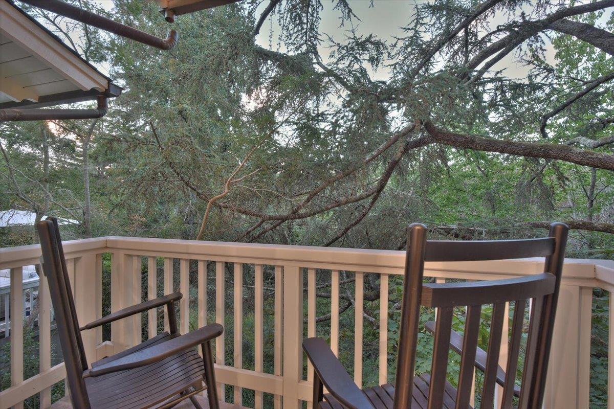 1077 Portola RD