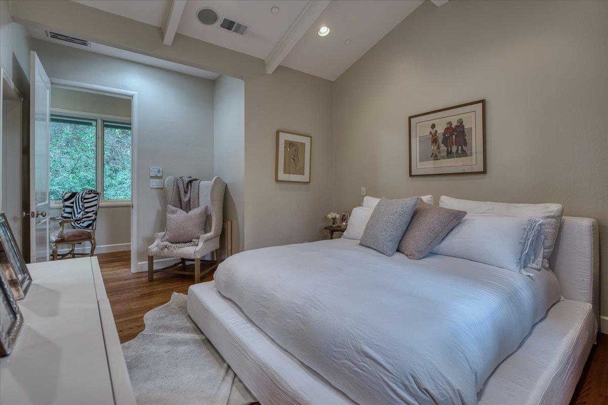 1077 Portola RD