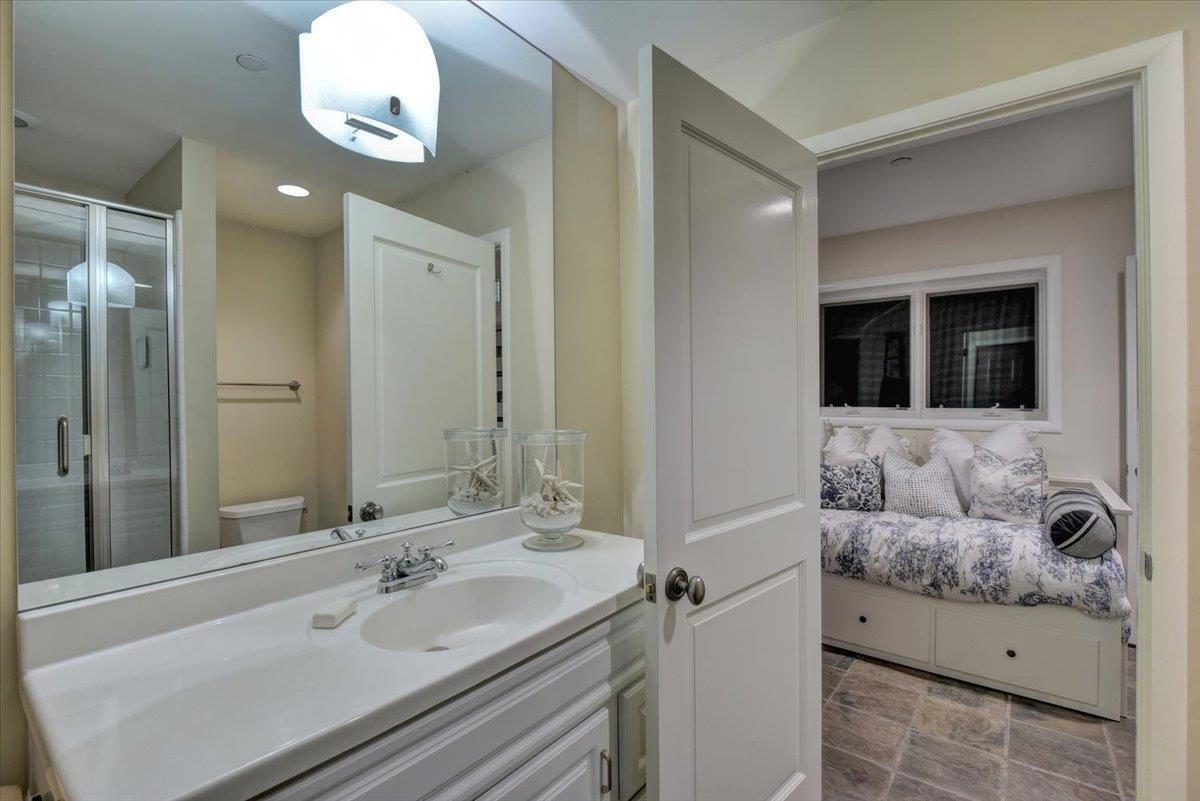 1077 Portola RD