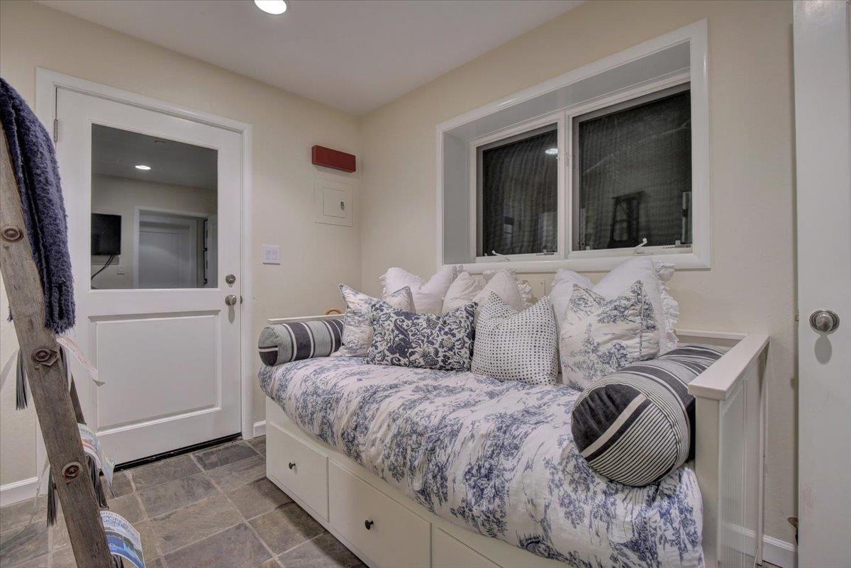 1077 Portola RD