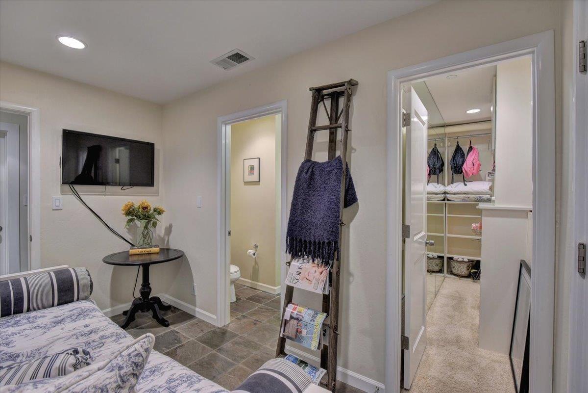 1077 Portola RD
