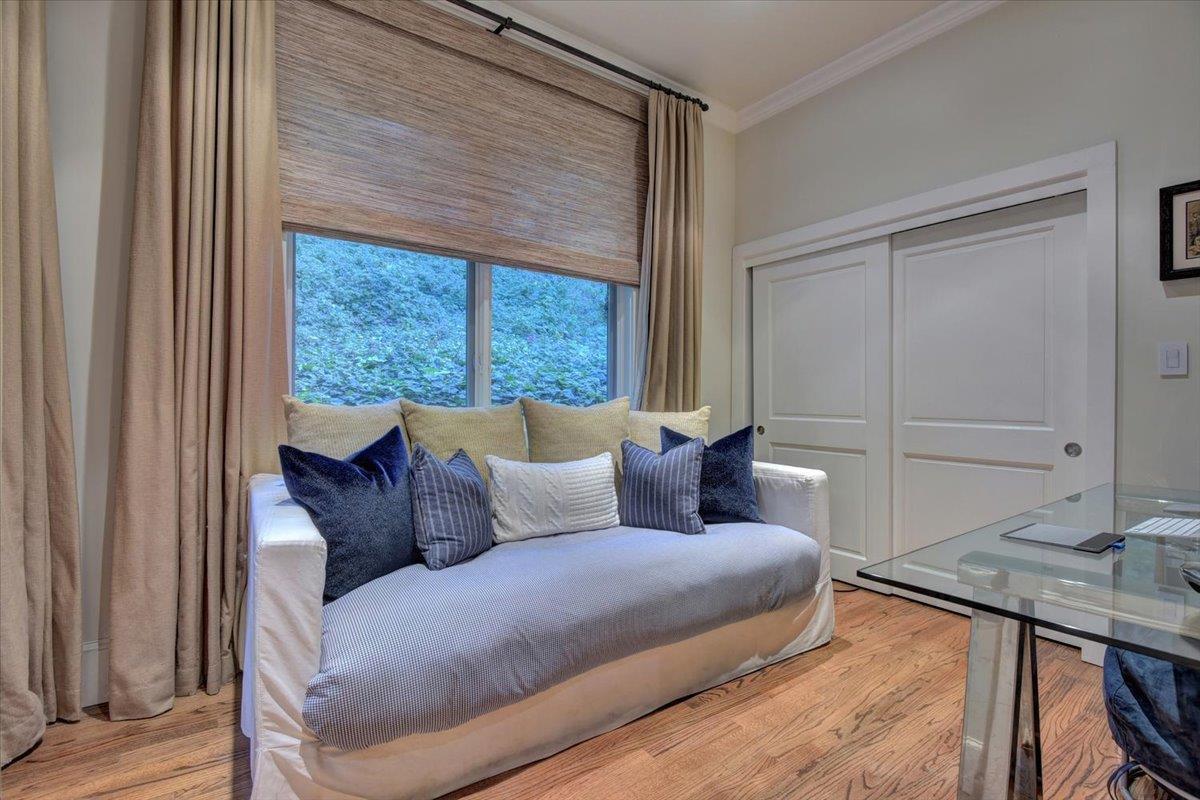 1077 Portola RD