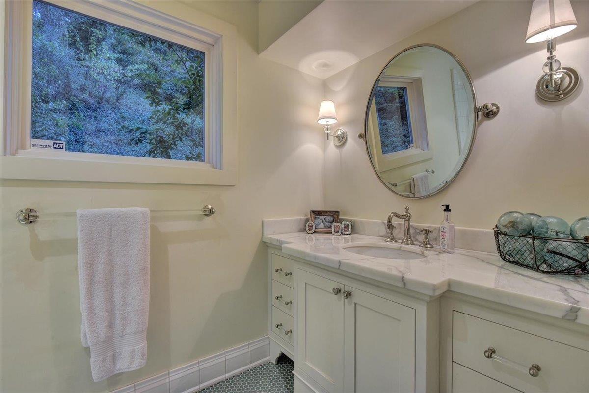 1077 Portola RD