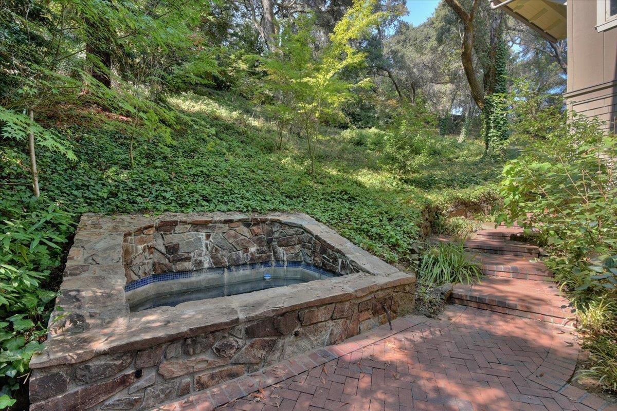 1077 Portola RD