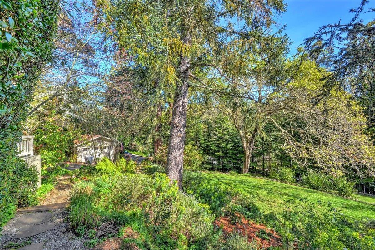 1077 Portola RD