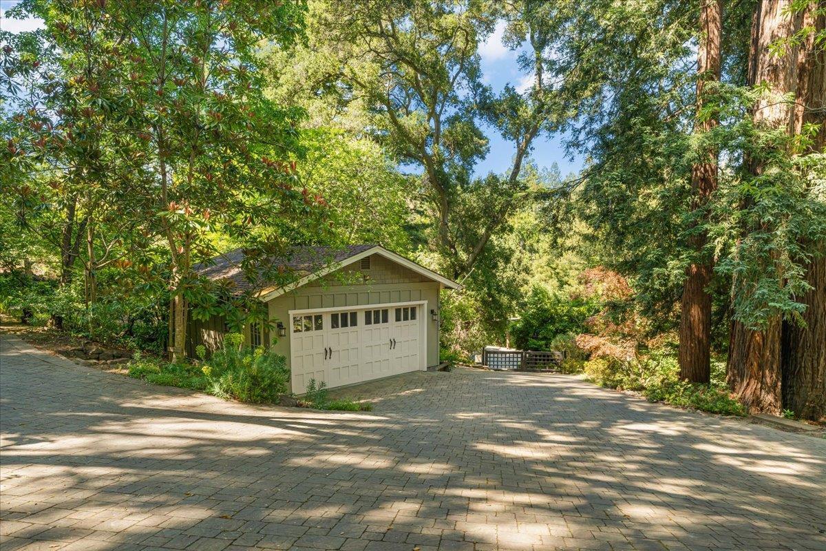 1077 Portola RD
