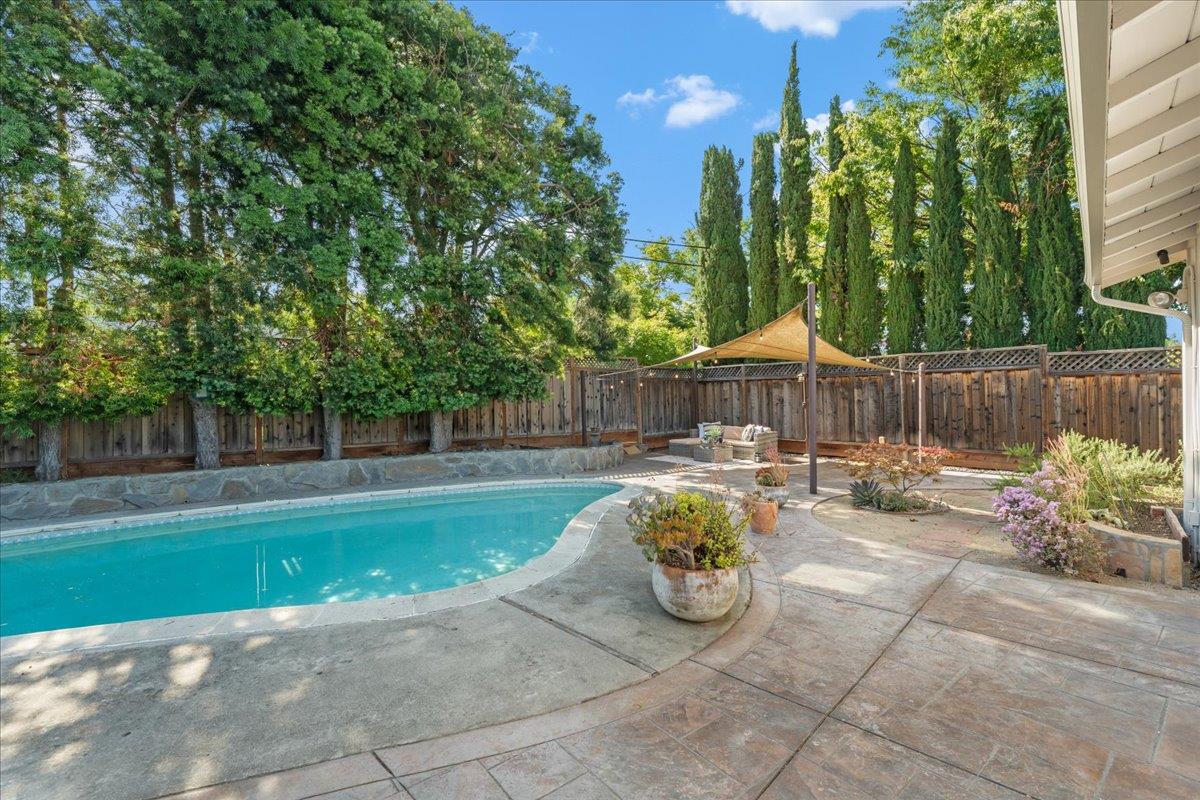 5105 Esther DR
