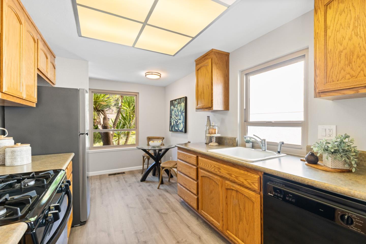 1136 Oddstad Boulevard