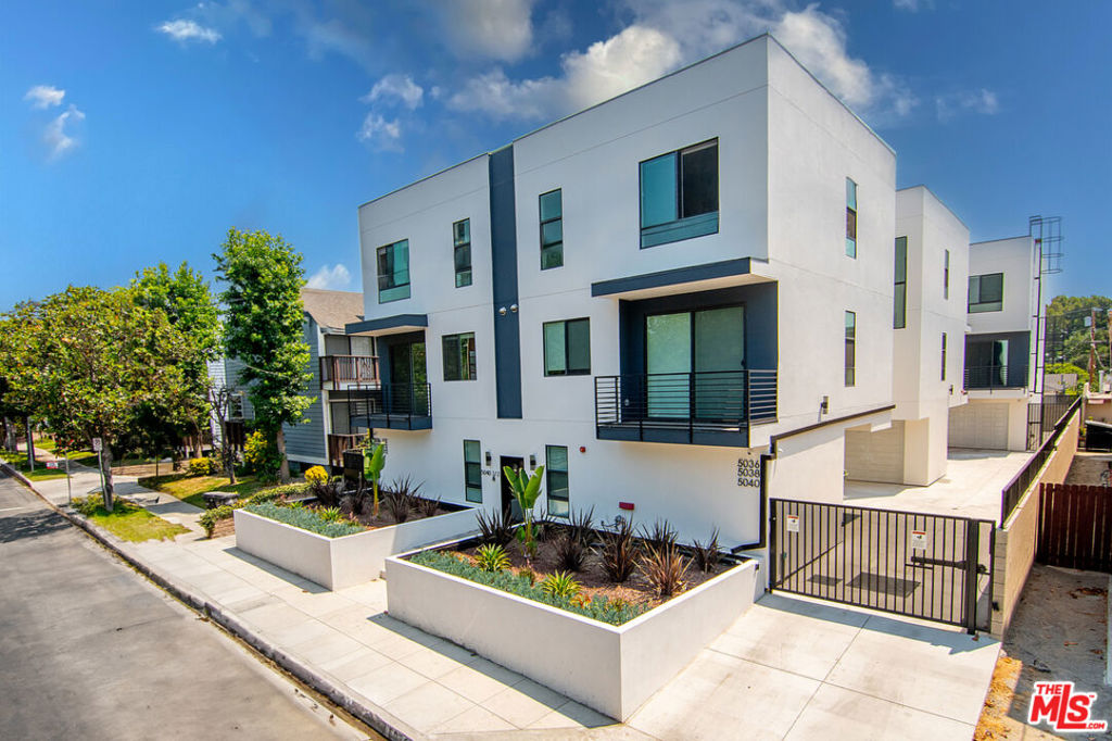 5036 1/2 Riverton Avenue
