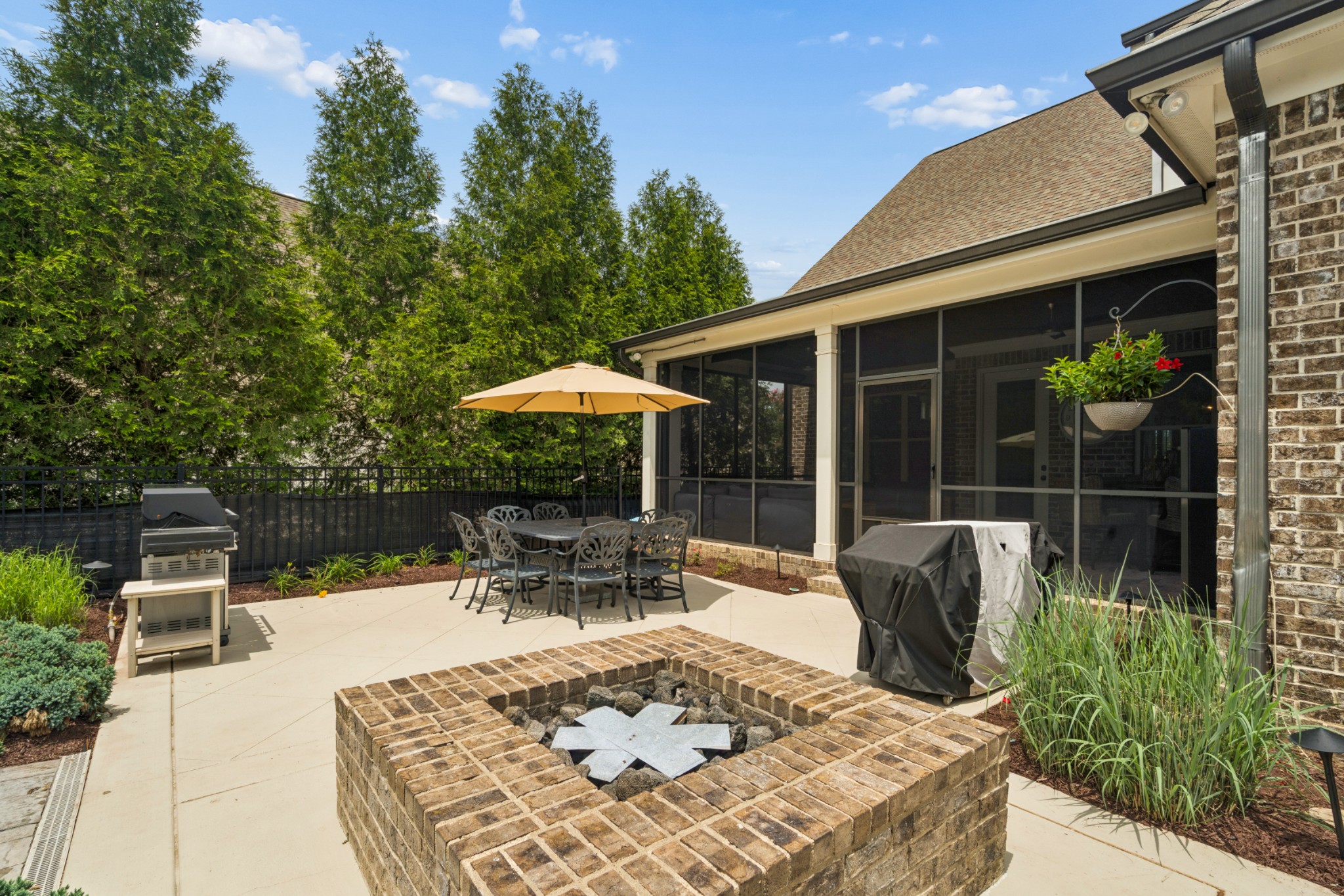 4137 Banner Square Ln