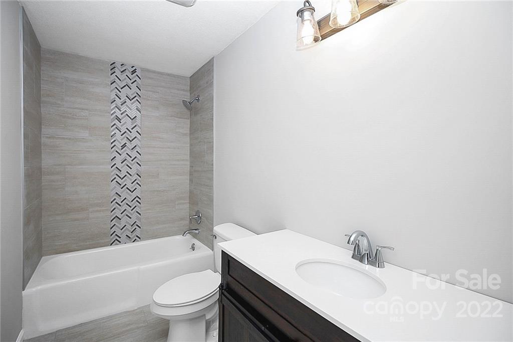 320 Oak Street Unit: 2