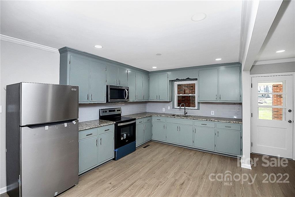 320 Oak Street Unit: 2